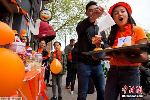 荷兰民众庆祝国王日 橙色狂欢引爆街头