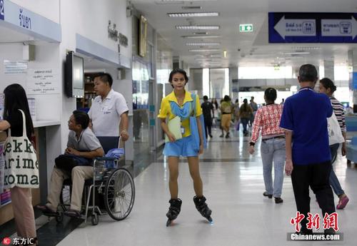 泰国医院雇用助理护士穿轮滑鞋工作