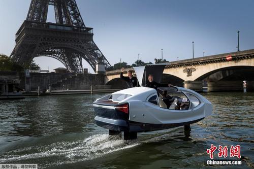 塞纳河上的出租车 靠气垫可在水上无声滑行