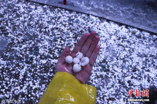 土耳其遭“冰雹雨”袭击 大小如硬币