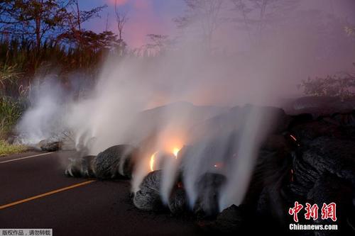 夏威夷火山熔岩喷出白色气体 记者冒险拍摄