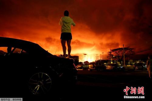 夏威夷火山喷发映红夜空 民众“登高”观景 
