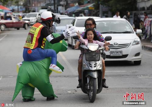 泰国交警扮卡通人物鼓励孩子上学