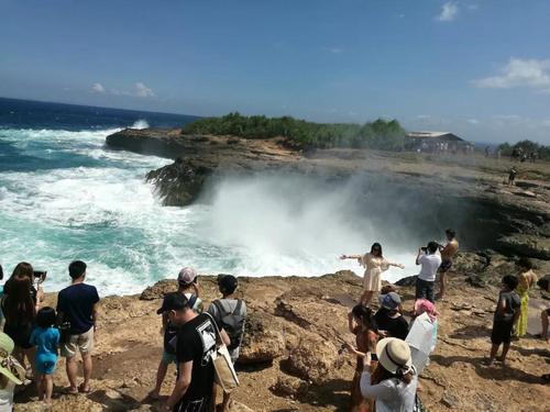 巴厘岛东南方向的“蓝梦岛”(Lembongan)。
