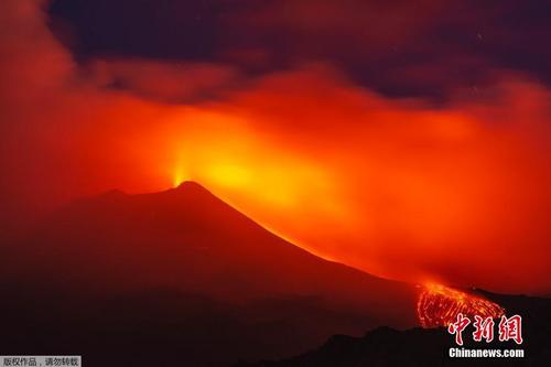 意大利埃特纳火山持续喷发 火红岩浆喷涌流淌
