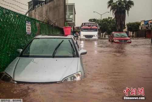 墨西哥暴雨致道路被淹