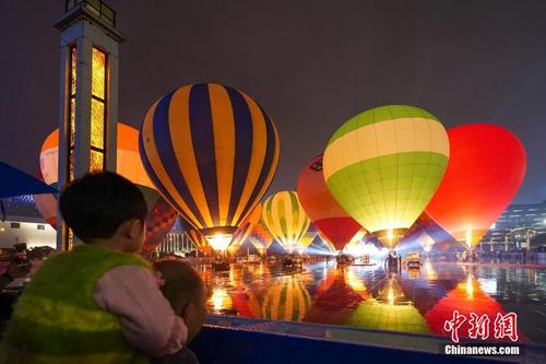 中国热气球表演赛暨飞行体验活动点火仪式在贵州兴义举行