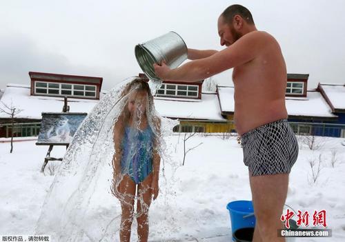 俄罗斯庆祝北极熊日 女童挑战冰桶
