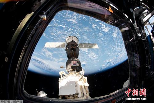NASA发布“联盟MS-12”号飞船与国际空间站成功对接图片