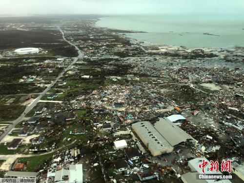 航拍飓风“多里安”袭击后的巴哈马 海岸线遍地狼藉 