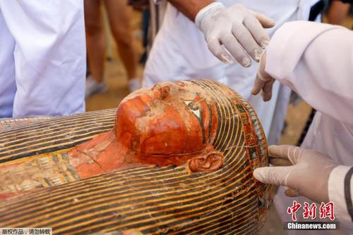 埃及出土30具3000年前保存完好的木质棺椁 