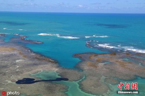 巴西原油泄漏继续蔓延 海域漂浮大面积油污