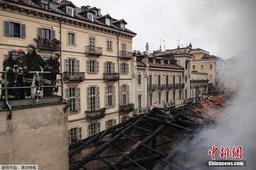 意大利世遗建筑发生火灾 三百年古迹屋顶被烧坍塌