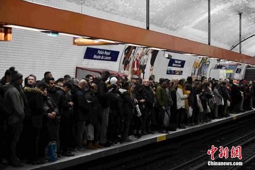 法国大罢工进入第五天 巴黎地铁站候车人群拥挤