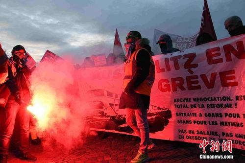 法国遭遇新一轮响应大罢工的示威游行