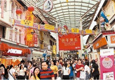 洋溢着春节气氛的新加坡唐人街“牛车水”喜迎中国游客。 （本报记者/赵珊 摄）