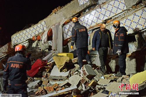 土耳其发生6.8级强震大批房屋坍塌 已致数百人死伤
