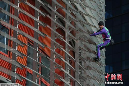 法国“蜘蛛人”20分钟爬上144米高大楼 落地即遭拘留