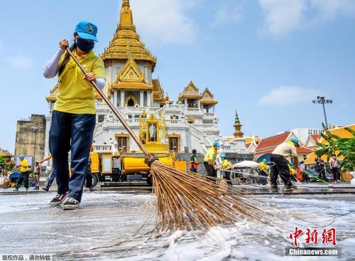 曼谷金佛寺进行大扫除 志愿者用消毒水清理地面