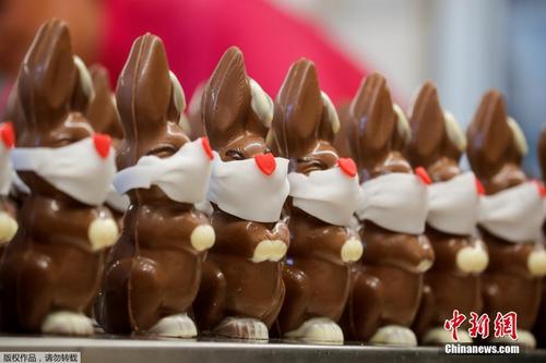 瑞士一家面包店制作复活节巧克力 “兔子”戴上口罩
