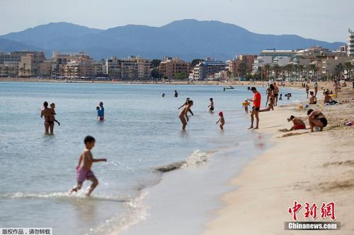 西班牙部分海滩重新开放 民众海边休闲