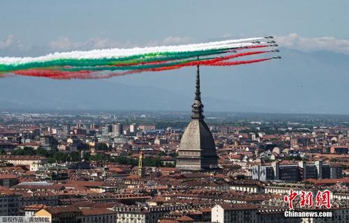 “三色箭”划过意大利上空 激励民众团结抗疫