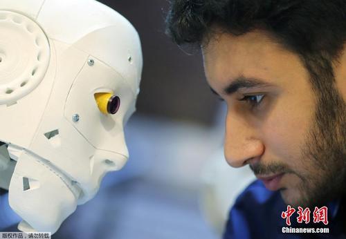 埃及男子发明“抗疫”机器人 可检测人类是否感染新冠肺炎