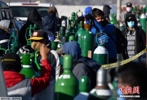 秘鲁第二大城市新冠疫情严峻 患者家属排队给氧气瓶充电