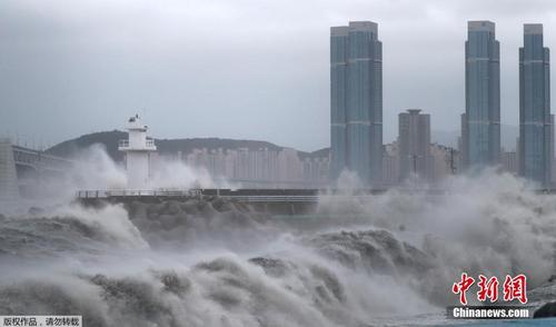 台风“海神”登陆韩国 巨浪拍岸多条道路被淹 