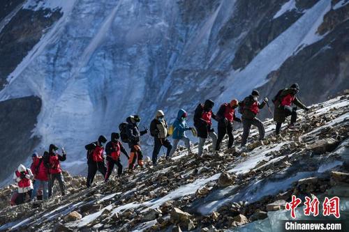 图为冰雪运动爱好者在官方组织下在西藏当雄县羊八井镇攀登洛堆峰。（资料图）　何蓬磊　摄