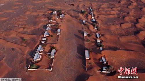 航拍阿联酋沙漠“无人小镇” 仿佛置身火星表面