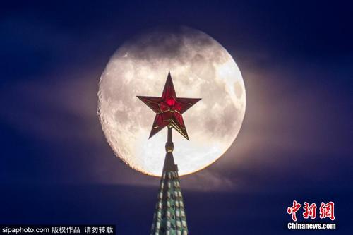 俄罗斯莫斯科圆月高挂 城市夜景精美迷人