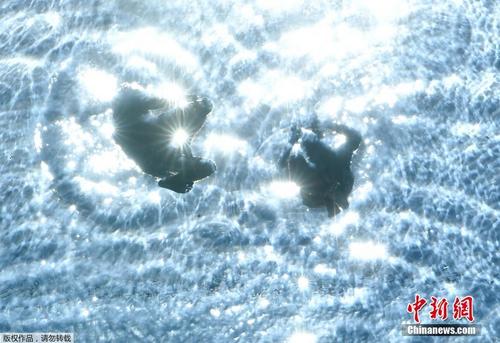 世界首个“天空泳池”在伦敦开业 民众打卡体验游进天空