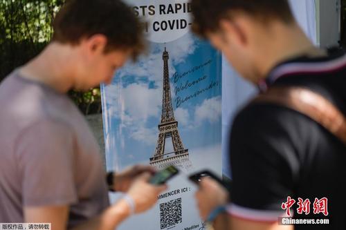 法国埃菲尔铁塔为游客提供新冠病毒快速检测