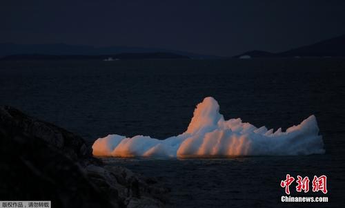 格陵兰岛冰山漂过 夕阳映照冰雪美如画