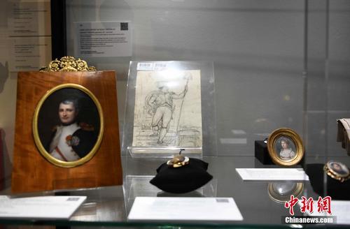 拿破仑相关拍卖品在巴黎苏富比展出