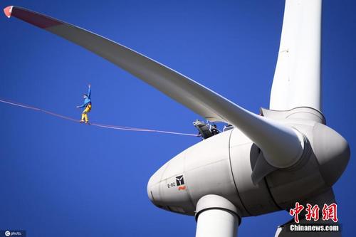 登山家在瑞士挑战风力发电机上行走 惊险刺激