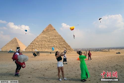 埃及开罗举办金字塔跳伞节