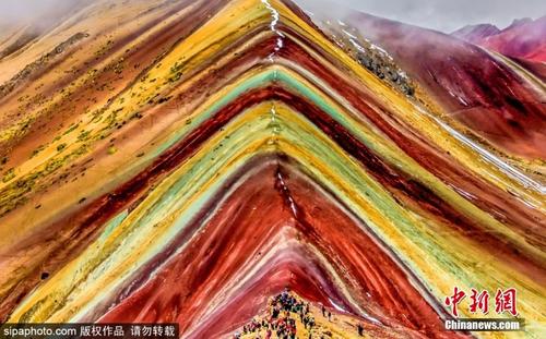秘鲁“彩虹山”彩带交织似大自然画作