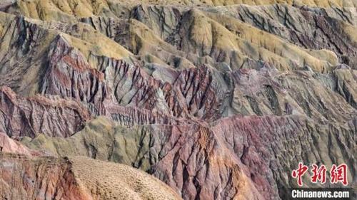 丹霞地貌色彩艳丽、层次分明。 陶维明 摄
