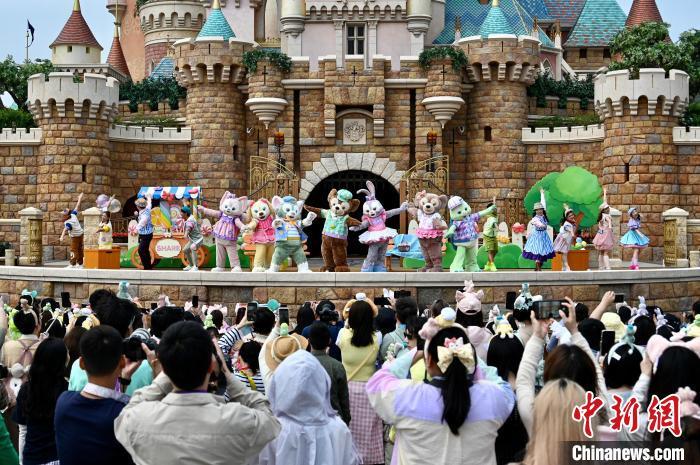 图为迪士尼奇妙梦想城堡上演的小剧场。中新网记者 李志华 摄