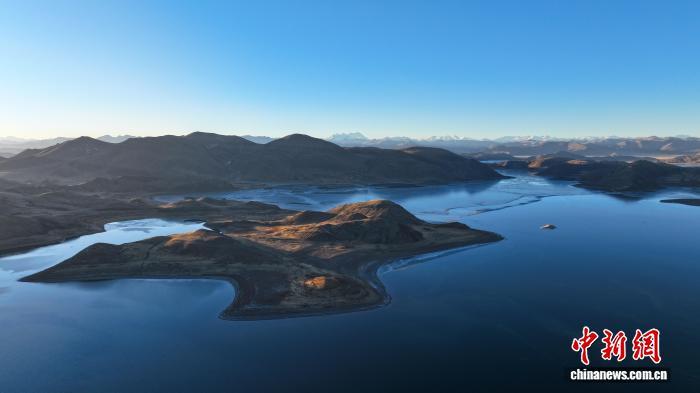 1月18日，西藏羊卓雍错流域沉错风光。沉错地处西藏羊卓雍错东部，是羊卓雍错水系重要组成部分，湖形狭长、湖水深邃，因湖底地形复杂得名。作为羊卓雍错流域内关键生态区域，沉错已成为众多候鸟越冬的乐园。（无人机照片）中新社记者 贡嘎来松 摄　