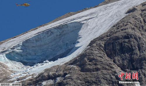 意大利冰川崩塌搜救困难 当地派直升机飞临事故现场
