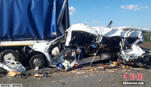 俄罗斯高速公路发生严重车祸 已致16人死亡
