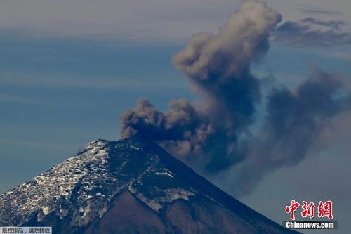 厄瓜多尔科托帕希火山喷出大量蒸汽气体