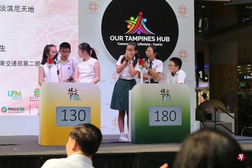 去年小学组冠军是伊丽沙白公主小学，队员杜俊洋（右起）、邱新宇和杨婕渝听到主持人宣布他们获胜后，感到难以置信。（新加坡《联合早报》档案照片）