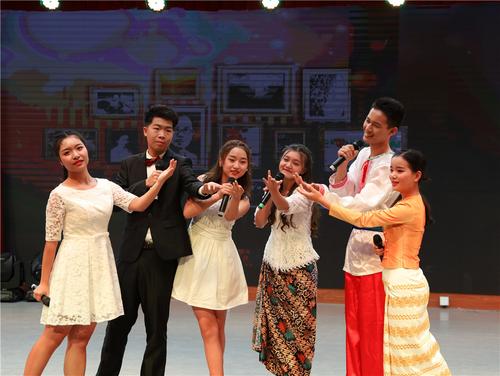 华文学院“丝路梦之队”朗诵原创稿件《侨说》 （图：胡辰洁 林罡宇）