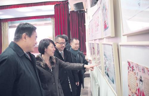 高萍参赞等观看手抄报展览。(《欧洲时报》/黄冠杰 摄)