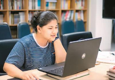泰国宋卡王子大学普吉孔子学院陈良玉老师在为学生上网络中文课（图片来源：《人民日报海外版》）