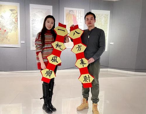 外景老师毋典（左）和袁博馆长。（图片来源：中国华文教育基金会）